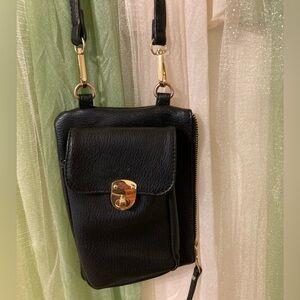 Black cross shoulder bag.